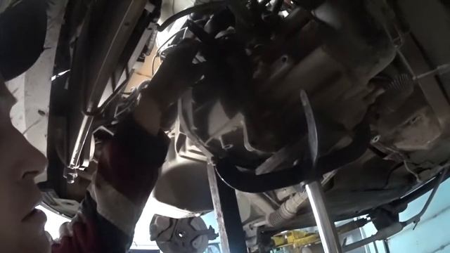 Renault Sandero (Рено Сандеро 1.4, 8-клап. 2012г.в.) Замена сцепления со снятием подрамника.