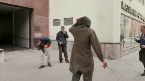 Эдвард Билл бьёт бомжей