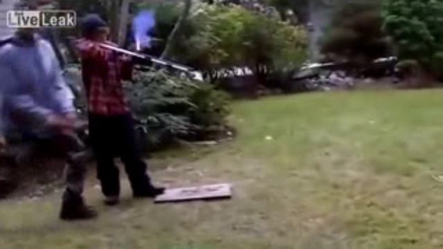 Взрыв самодельной пушки смотреть онлайн