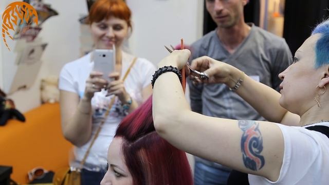 Как проходит семинар "Техники экстремальных стрижек и окрашиваний в салонных работах" смотреть онлайн