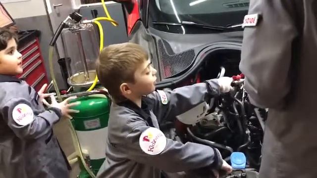 Город Кидзания, замена масла на Ауди смотреть онлайн