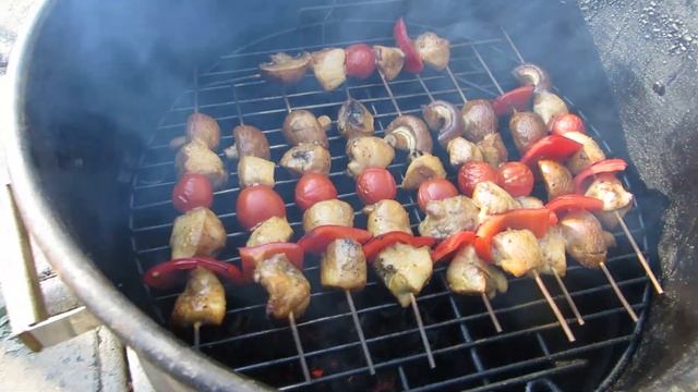 Куриный шашлык в коптильной бочке от Barrel Meat&Grill смотреть онлайн