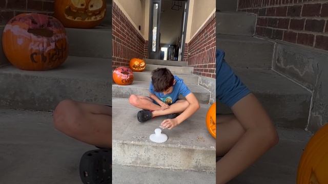 Baking soda and vinegar chemical reaction for kids. смотреть онлайн