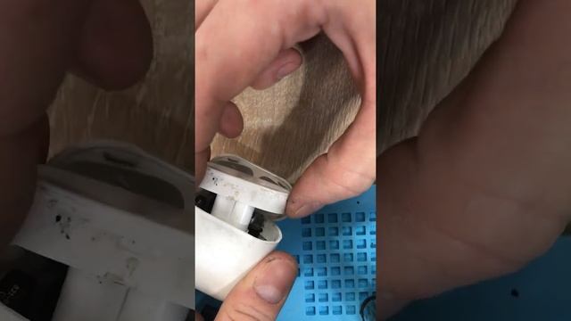Вскрытие кейса airpods 1 смотреть онлайн