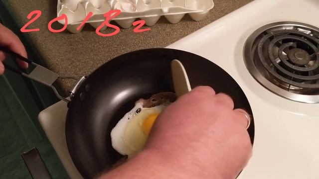 НОВАЯ СКОВОРОДА ДЛЯ ТУРИЗМА ЖАРЮ ЯИЧНИЦУ КУЛИНАРНЫЙ БРЕД НА КУХНЕ. #яичница #кухня #сковорода смотреть онлайн