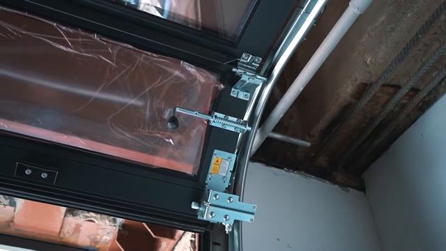 Панорамные автоматические ворота ALUTECH AluTrend для паркинга жилого комплекса LOFT.FM в Москве смотреть онлайн