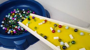 Горка для шариков - Много разных шариков катятся с горки.