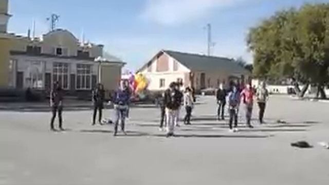 Флешмоб Мы на позитиве прошел в Искитиме смотреть онлайн