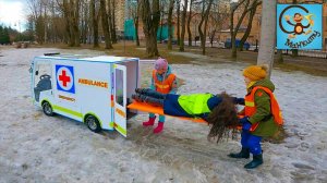 Дети и Машина. Диана и Даня на машине скорой помощи. Манкиту