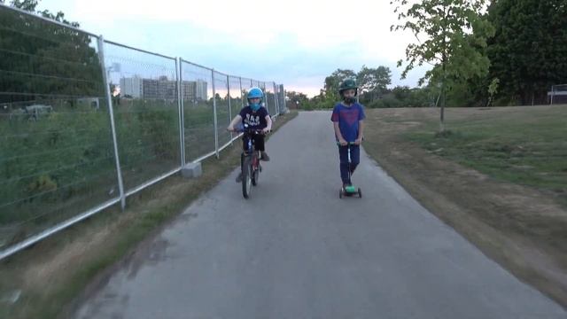 Riding bike and scooter along the scenic path that runs alongside a creek - safely clear of traffic смотреть онлайн