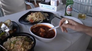 Цены в Индии на еду в шеках, пляж Кандолим, отель Santana Beach Resort 3 ночью. Северный Гоа, Индия