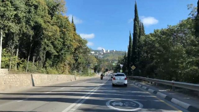 Ялта. ЮжноБережное Шоссе (обводная), в сторону Алушты. Октябрь 2021. Крым. Crimea. Yalta. смотреть онлайн
