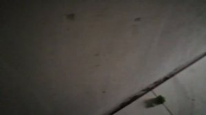 Вопрос: чем заделать щель между плиткой на полу и стеной.