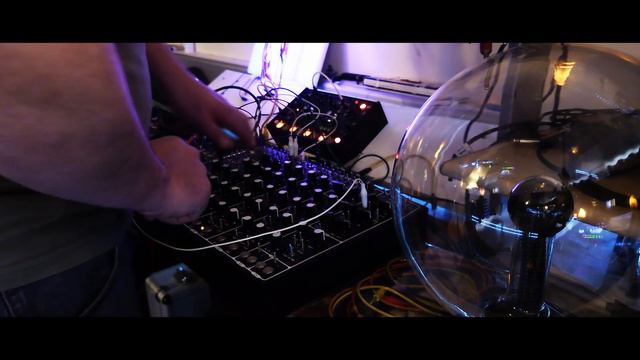 Nikola Tesla's Plasma Ball plays Soma Labs Pulsar 23 смотреть онлайн