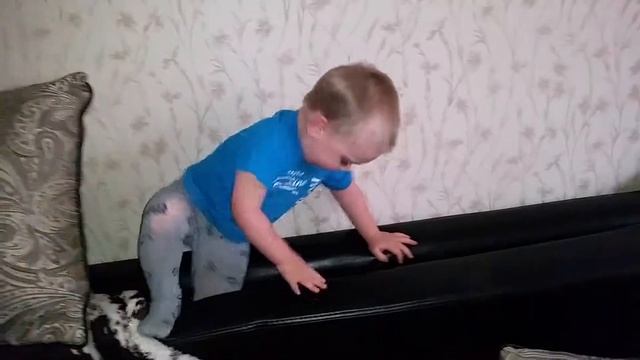 Малыш прячется в диване