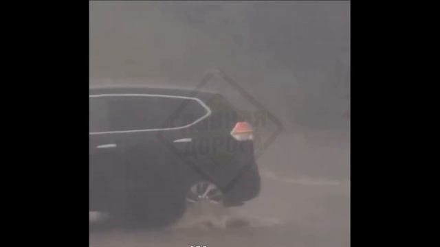 Мощный ливень обрушился на Владивосток.Улицы и машины ушли под воду. смотреть онлайн