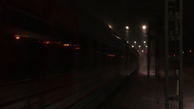 ЧС200-010 с приветливым помощником на станции Сходня Октябрьской железной дороги. смотреть онлайн