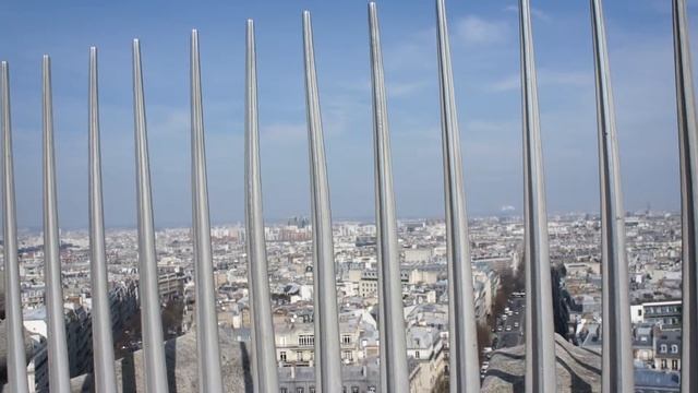 ПАРИЖ Ограда триумфальной арки на ветру