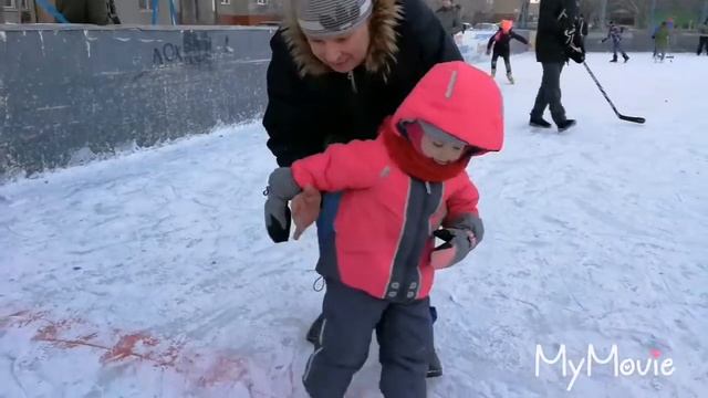 Учим ребёнка кататься на коньках! Активный отдых всей семьёй. Вероничка 3года3месяца. смотреть онлайн