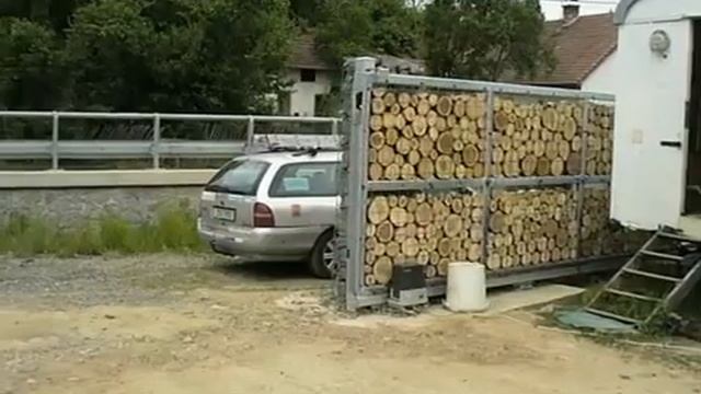 Открывающиеся ворота габионы, заполненные деревом смотреть онлайн