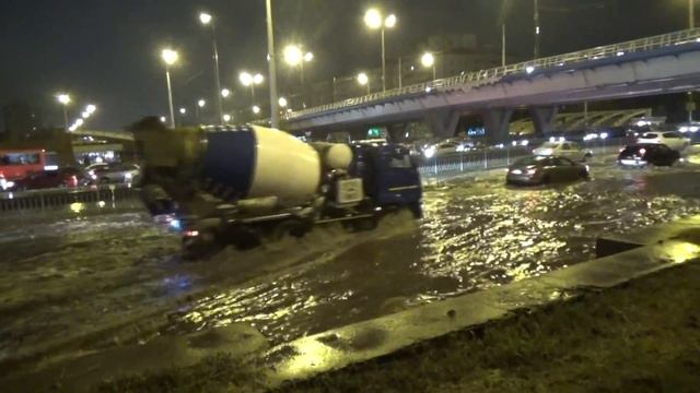 Потоп на Южной трассе в Казани после ливня смотреть онлайн