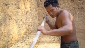 Строят дом под землей из глины.