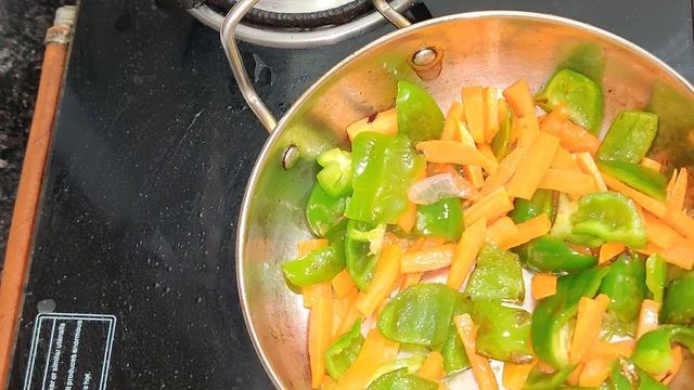 आइए चलिए देखते हैं कैसे बना सकते हैं वेजिटेबल मिक्स आसानी से घर पर | EASY WAY TO MAKE MIX VEGETABLE смотреть онлайн