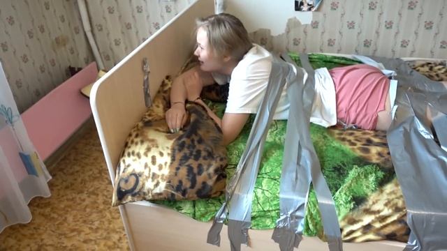 ПРИКЛЕИЛ СКОТЧЕМ К КРОВАТИ! ПРАНК ОКАЗАЛСЯ ОЧЕНЬ ЖЁСТКИМ! ОНА НЕ МОЖЕТ ВСТАТЬ! ПРИКОЛЬНЫЙ РОЗЫГРЫШ смотреть онлайн