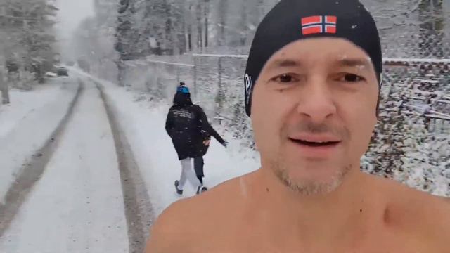 Снег! 12 ноября ❄🏊♂️ #закаливание #закалбег #первыйснег #моржевание смотреть онлайн