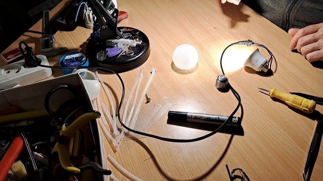 СВЕТОДИОДНАЯ ЛАМПА МИГАЕТ. БЫСТРЫЙ РЕМОНТ. смотреть онлайн