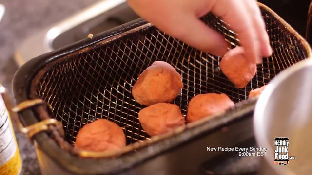 HOW TO MAKE Cap'N Crunch Berry Glazed Donut Holes Recipe | HellthyJunkFood смотреть онлайн