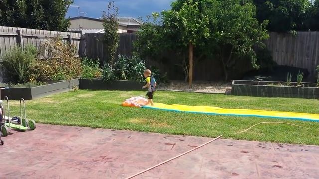 Child Doesn't Know How to Use Slip 'n' Slide смотреть онлайн