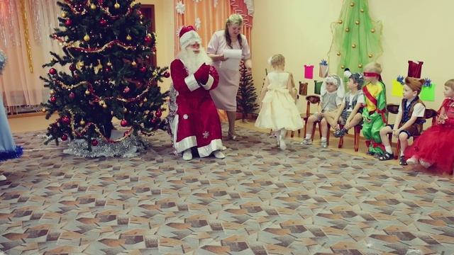 Дед мороз играет и раздает подарки детям! Santa Claus handing out gifts and playing children! смотреть онлайн