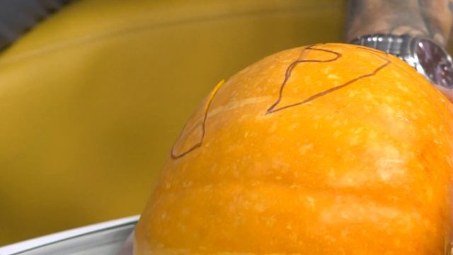 Вырезаем из тыквы маску с фудфлористом Ириной Вернер смотреть онлайн