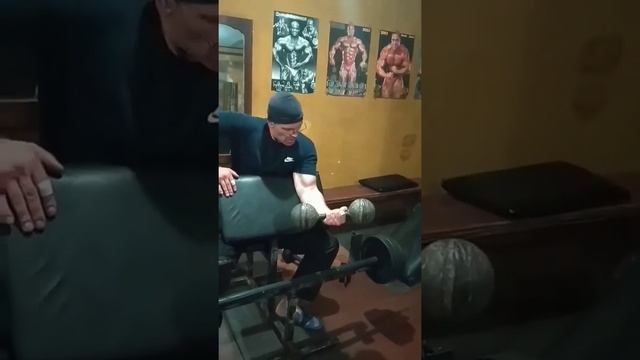 Сгибание в локте с весом 17 кг.