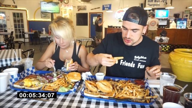 TEXAS SIZED BURGER CHALLENGE IN SAN ANTONIO TEXAS | Weird Burger | MAN VS FOOD смотреть онлайн