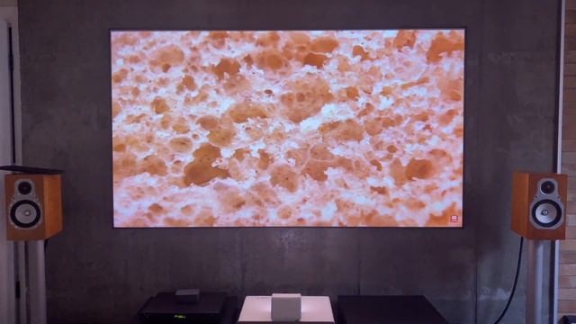 ALR экран с ультракороткофокусным проектором Epson EH-LS500 в освещенном помещении смотреть онлайн