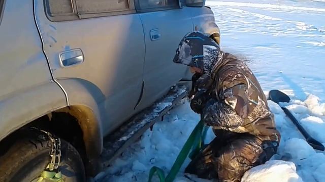 Как быстро одному вытащить автомобиль, севший в снег на днище. Продолжение/ Как выехать из снега. смотреть онлайн