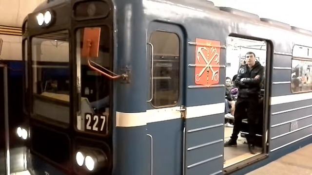 Электропоезд 81-717 номерной 227 прибывает на ст.метро Чёрная речка смотреть онлайн