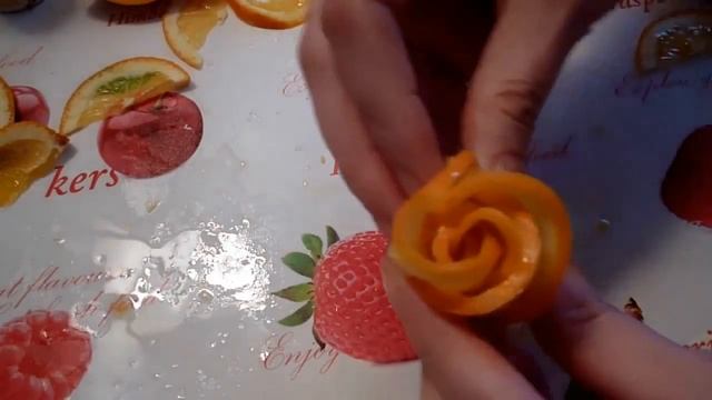 Цветы из апельсина. Украшения из фруктов. Как красиво нарезать апельсин Decorations of fruits смотреть онлайн