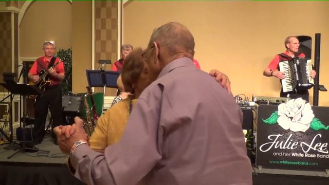 Peanuts Polka | Julie Lee & her White Rose Band смотреть онлайн