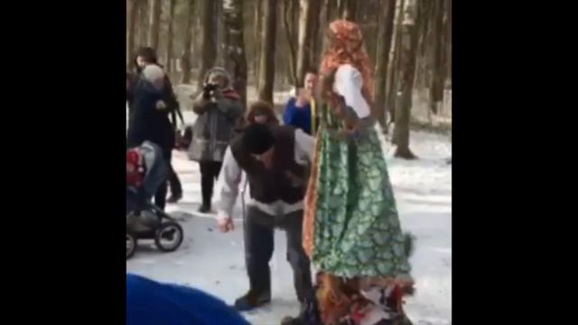 Показываем, как мы праздновали масленицу и сжигали масленицы, настоящий огонь смотреть онлайн
