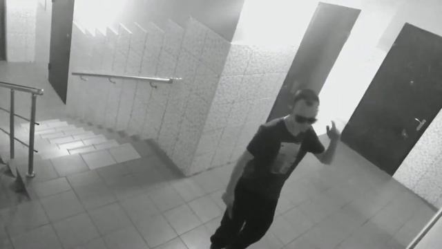 Танцор в подъезде смотреть онлайн