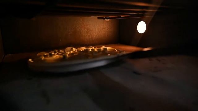 Пицца с грушей, сыром Дорблю, зеленью и кедровыми орешками