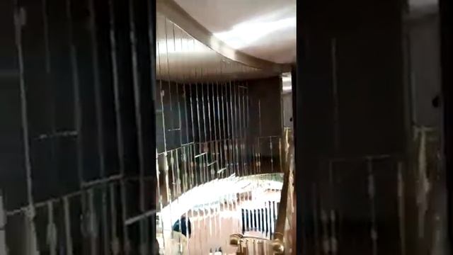 Изогнутая больцевая лестница со ступенями "мрамор на стекле" смотреть онлайн