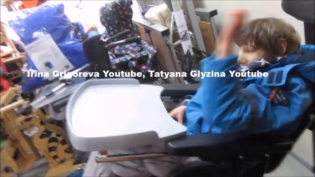 Рома меряет  R82 Wombat Functional Activity Chair