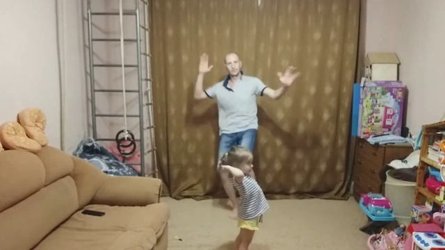 ПАПА С ДОЧКОЙ ЗАЖИГАЮТ ПОД ХИТ/ ПЧЕЛОВОД.cover RASA.музыка без авторских прав.прикол смотреть онлайн