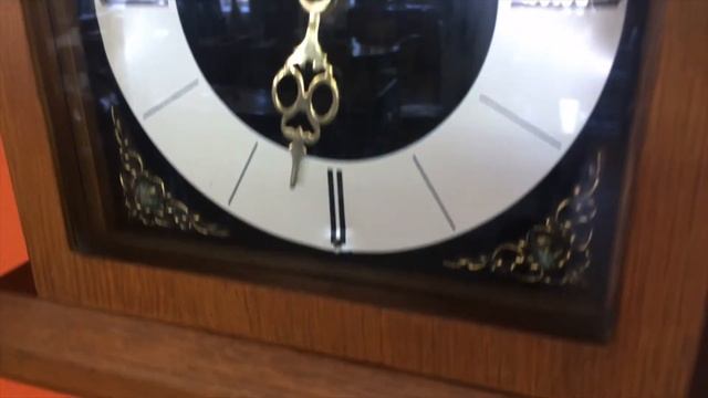 Винтажные настенные часы в корпусе из светлого дуба смотреть онлайн