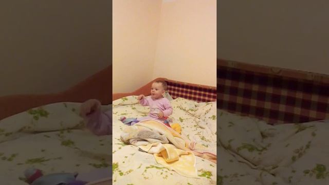 Девушка объясняет што гостям пора домой. смотреть онлайн
