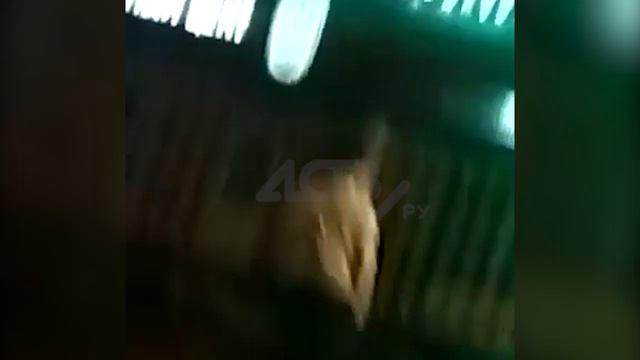 Ночью в Южно-Сахалинске въехал в забор, опрокинулся и сгорел "Прадо" смотреть онлайн